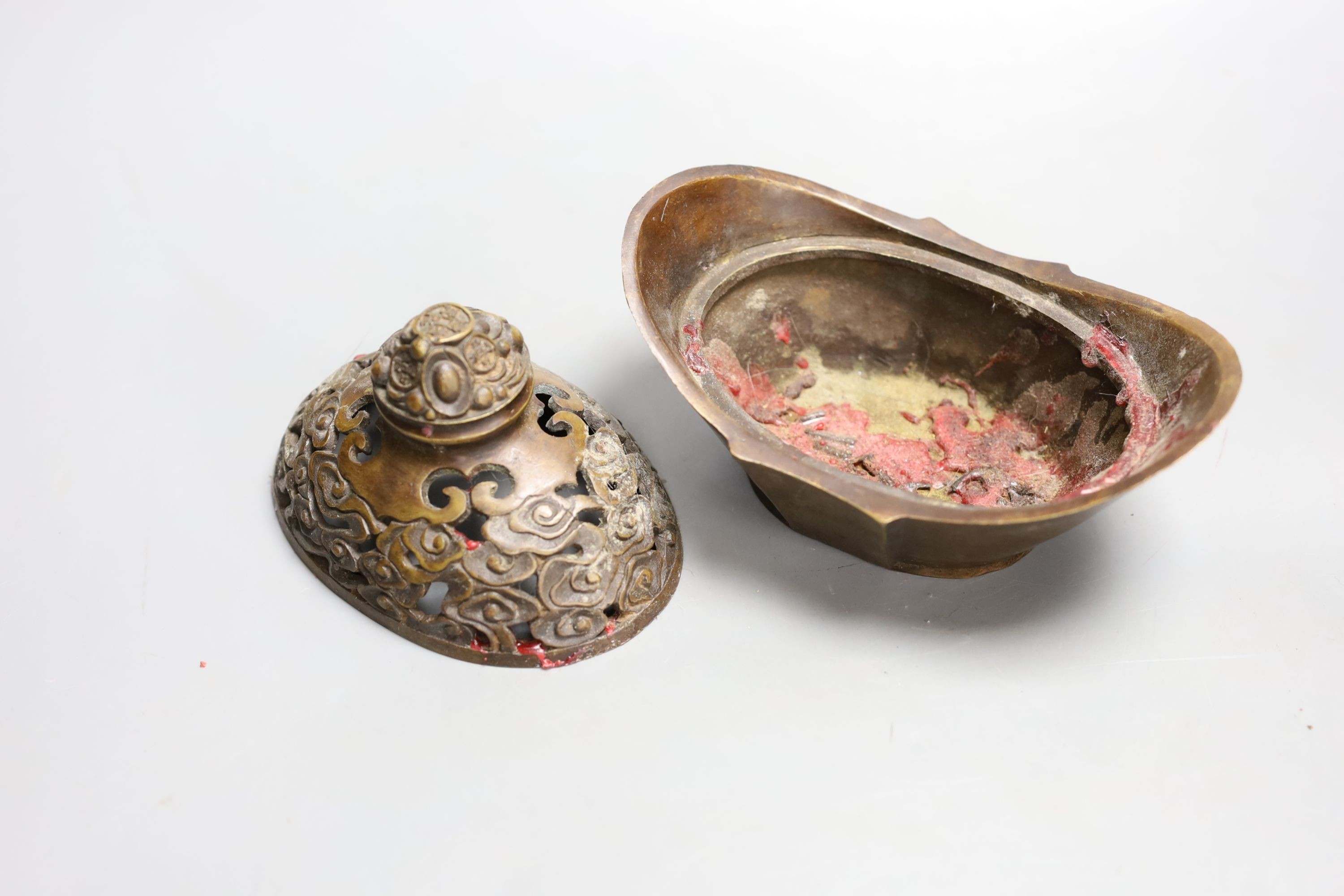 A Chinese archaistic oval bronze censer and cover, 16 cm wide